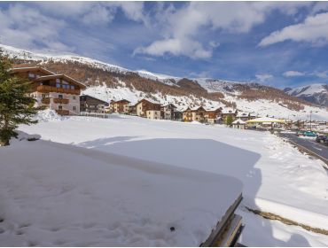 Skidorp Langgerekt wintersportdorp met veel opstapplaatsen voor skiliften-17