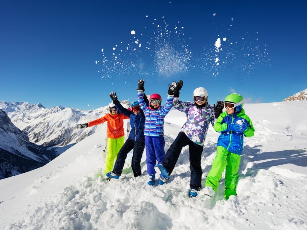 Kinderen in de sneeuw op wintersport